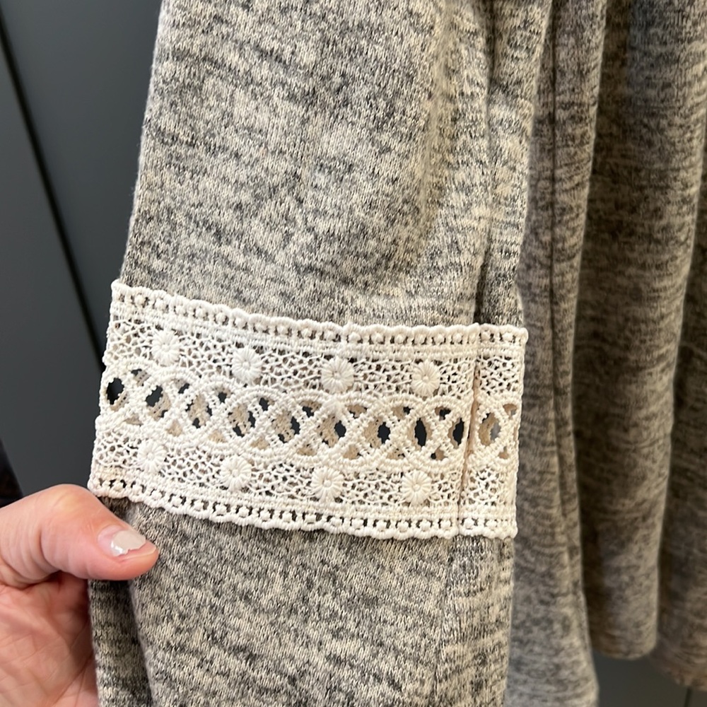 NWT {Lildy}Sz S/M Tan Heather Back Button Keyhole Tunic Top w/Bell Sleeves - Picture 2 of 9